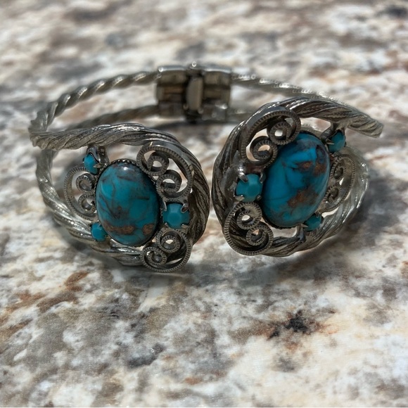 Copper wire and Turquoise Bracelet - Picture 4 of 5